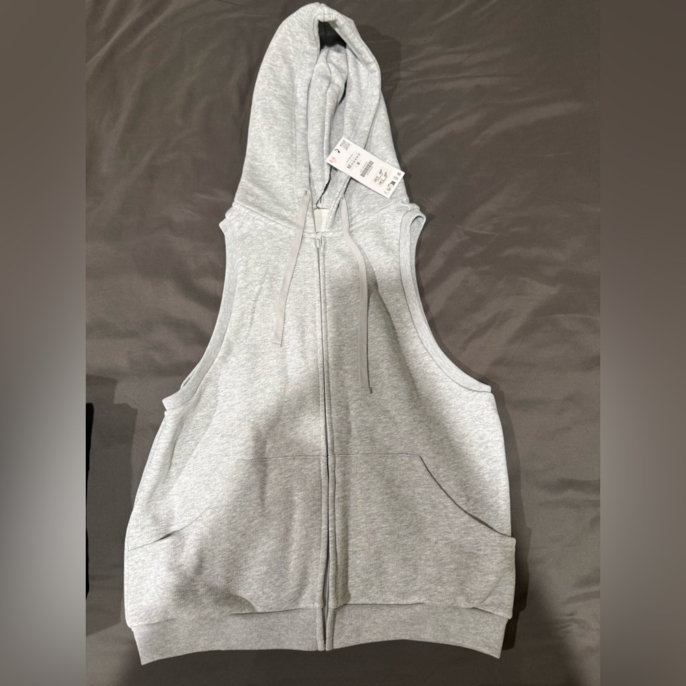 ZARA SLEEVELESS ZIP UP